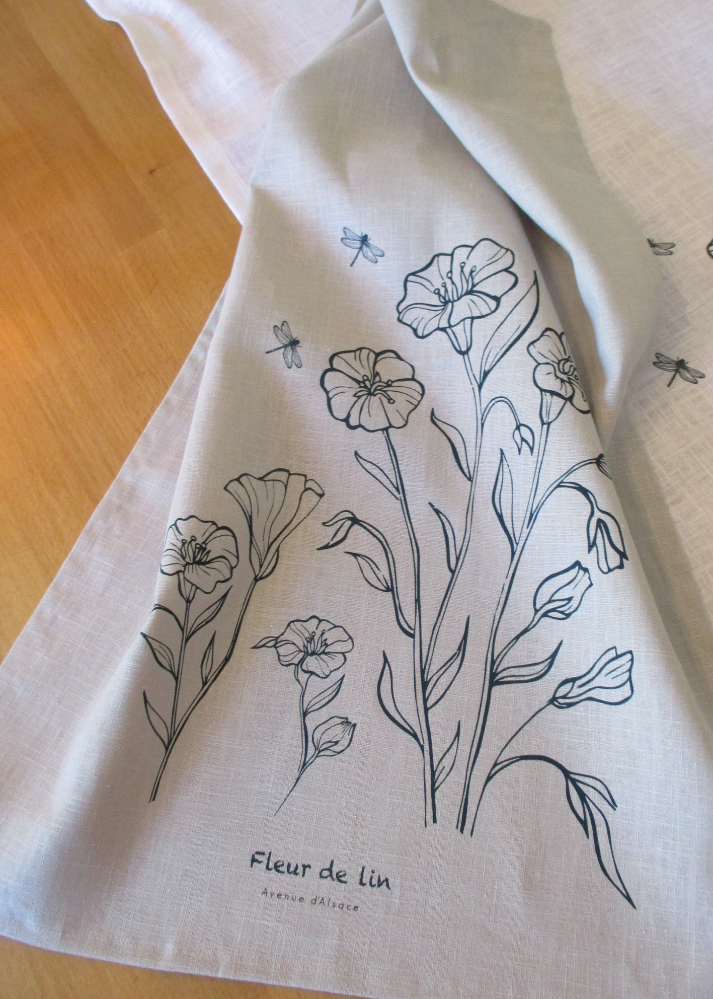 Visuel de Torchon français FLEUR DE LIN - Herbier Torchon imprimé de fleurs de lin sur fond blanc en ramie/coton