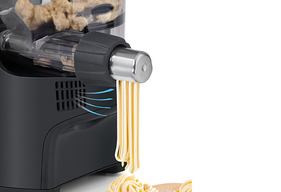Visuel de Machine à Pâtes PMP500 Grâce à ses 4 programmes automatiques et ses 8 moules, cette machine à pâtes permet de confectionner une grande variété de pâtes pour le plus grand plaisir des gourmands, même Sans Gluten !