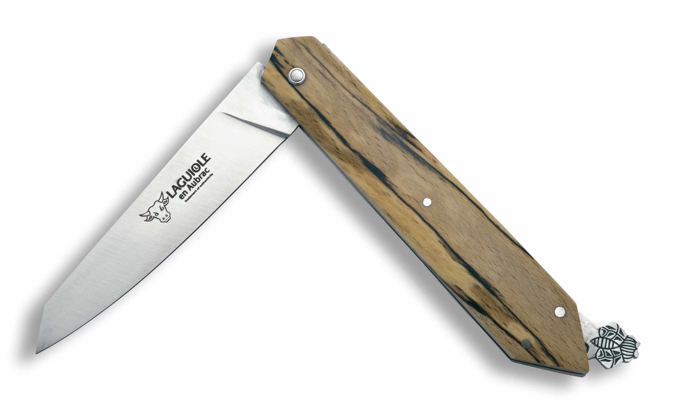 Visuel de Laguiole Bee-back - Couteau pliant Laguiole en Aubrac Couteau pliant plein manche 11cm fabriqué à la main en bois de Hêtre de l'Aubrac. Sa mouche stylisée se trouve à l'arrière du couteau et permet le déblocage de la lame pour l'ouverture.