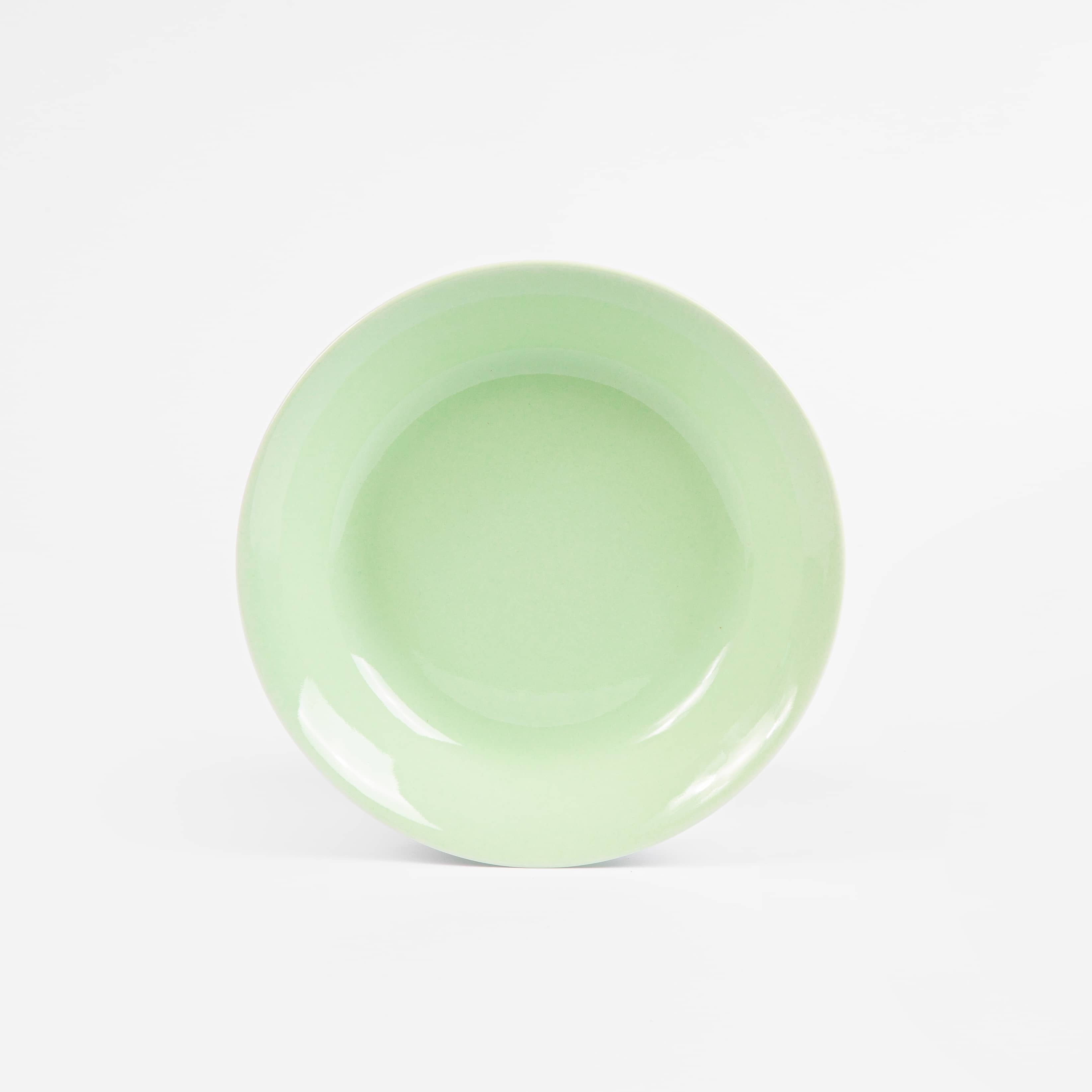 L'assiette creuse ronde en porcelaine - Verte amande - Essentielle