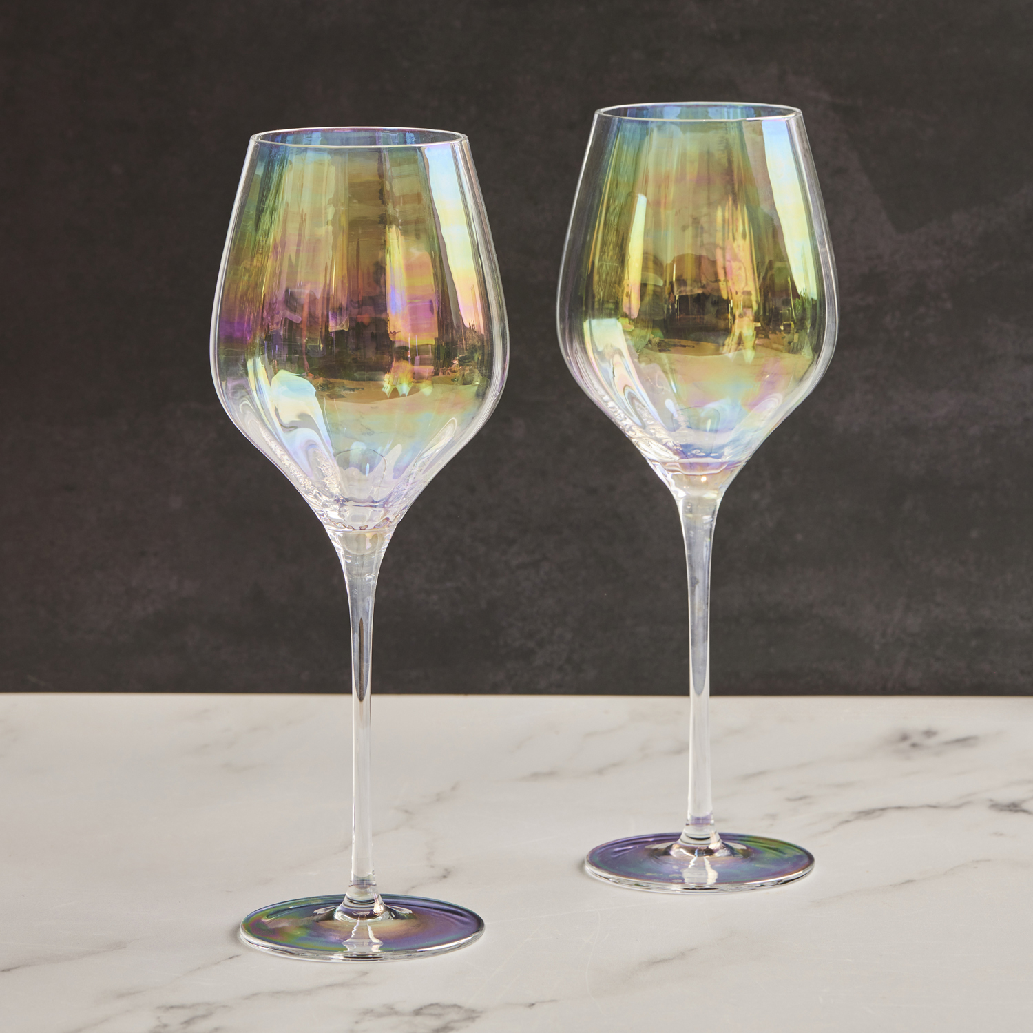 Visuel dePalazzo - Verres à vin, Set 2 - Anton Studio Designs Élevez votre table avec les superbes verres Palazzo. Leur élégance réside dans leurs longues tiges et leur profil élancé, apportant sophistication à chaque occasion. L'optique verticale sur les bols crée une finition perle élégante pour une touche de