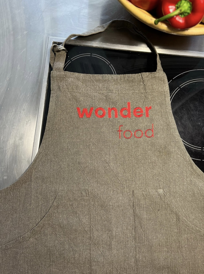 LE TABLIER BRODE- WONDER FOOD